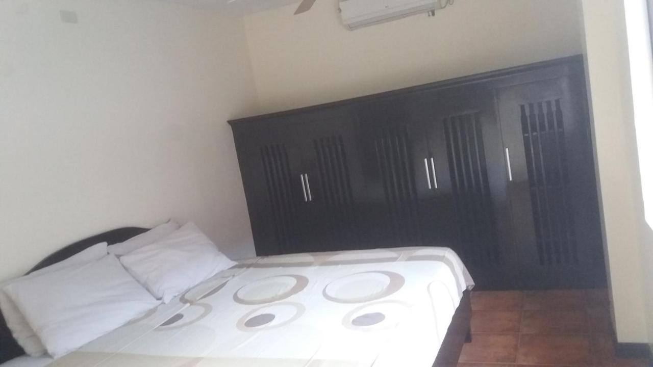 บูมเมอแรง โฮเต็ล Hotel อังเฮเลส ภายนอก รูปภาพ