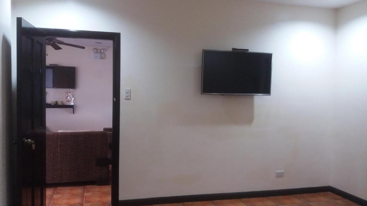 บูมเมอแรง โฮเต็ล Hotel อังเฮเลส ภายนอก รูปภาพ